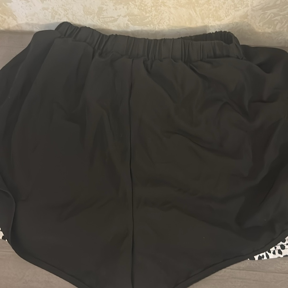 SHEIN Black and White Patterned Shorts - Picture 3 of 3
